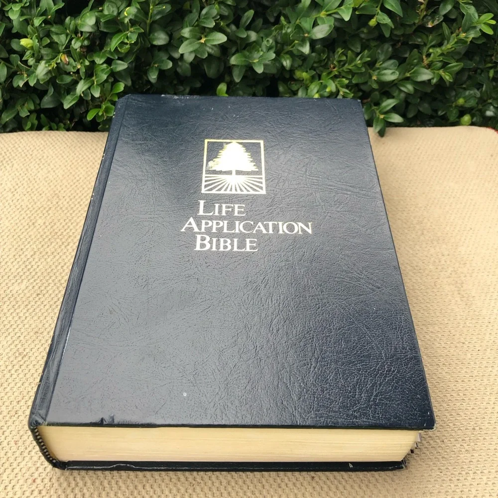 Life Application Bible Black with Green Logo  by Tyndale 1993